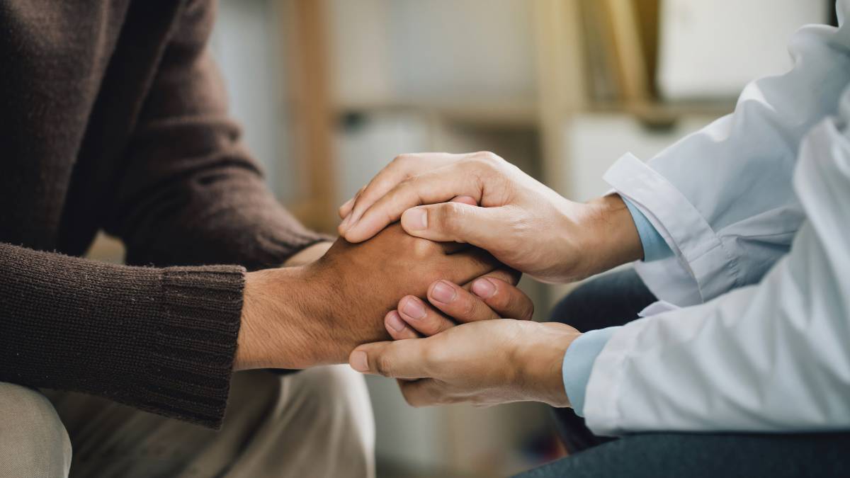 Therapist supporting a client during meth rehab.