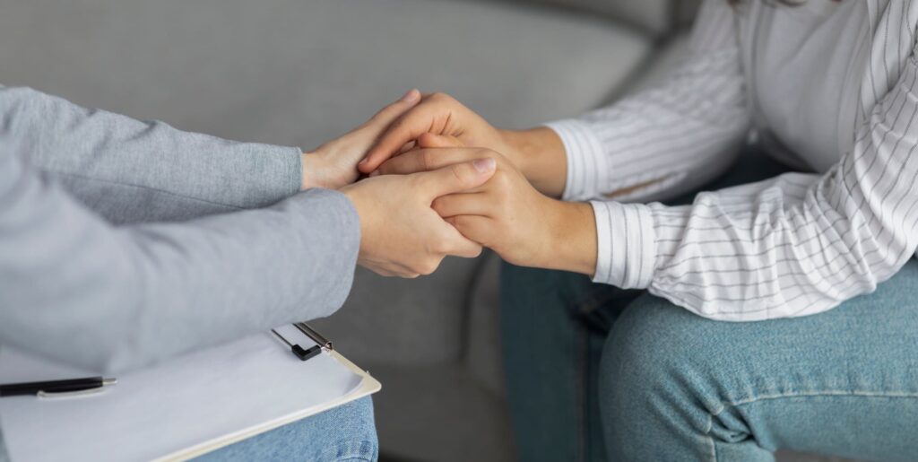 A woman receives professional support during her detox from benzodiazepines.